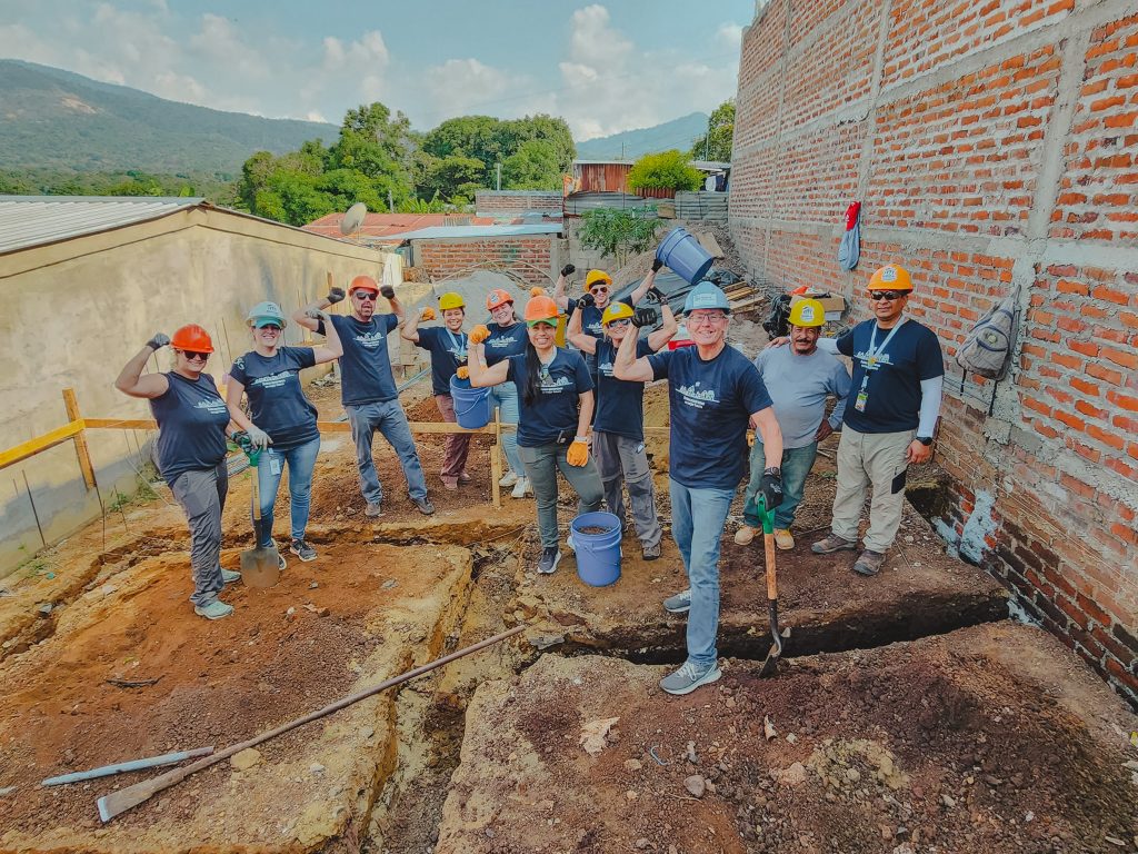 Voluntarios construyendo en Cumbre de Afiliados 2023